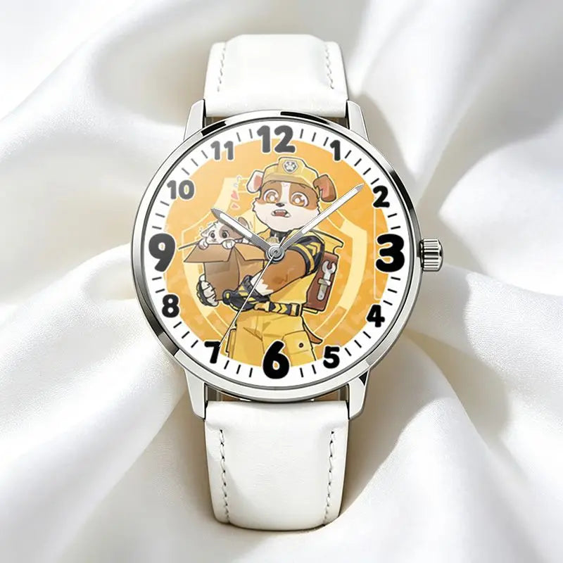 Montre ronde bracelet cuir blanc, cadran argenté avec chiot en tenue jaune