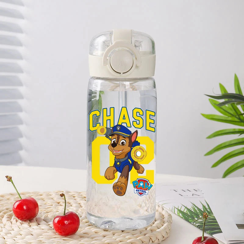 Gourde Pat' Patrouille 400 ml transparente à bec pop-up, Chase en grand avec son numéro et l'écusson de la patrouille