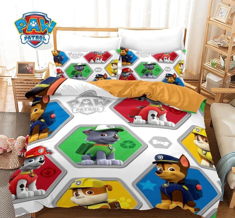 Parure de lit enfant avec motifs hexagonaux et badges, personnages et couleurs vives