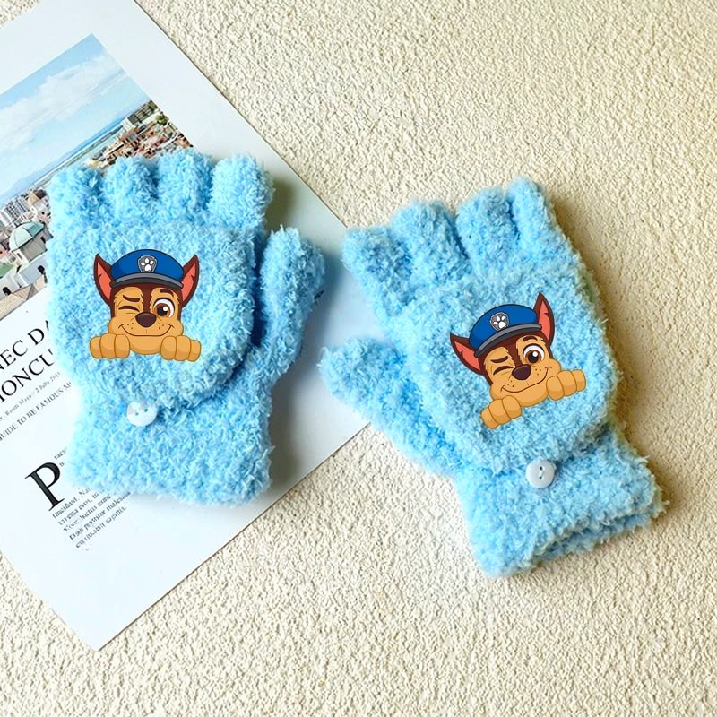 Paire de gants en peluche bleu clair, motif chiot policier avec écusson.
