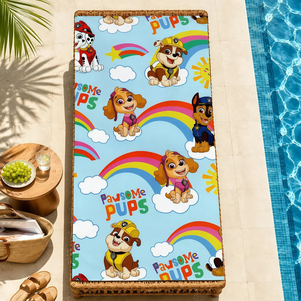 Serviette de plage Pat Patrouille rectangulaire : arcs-en-ciel, chiots et nuages sur fond bleu