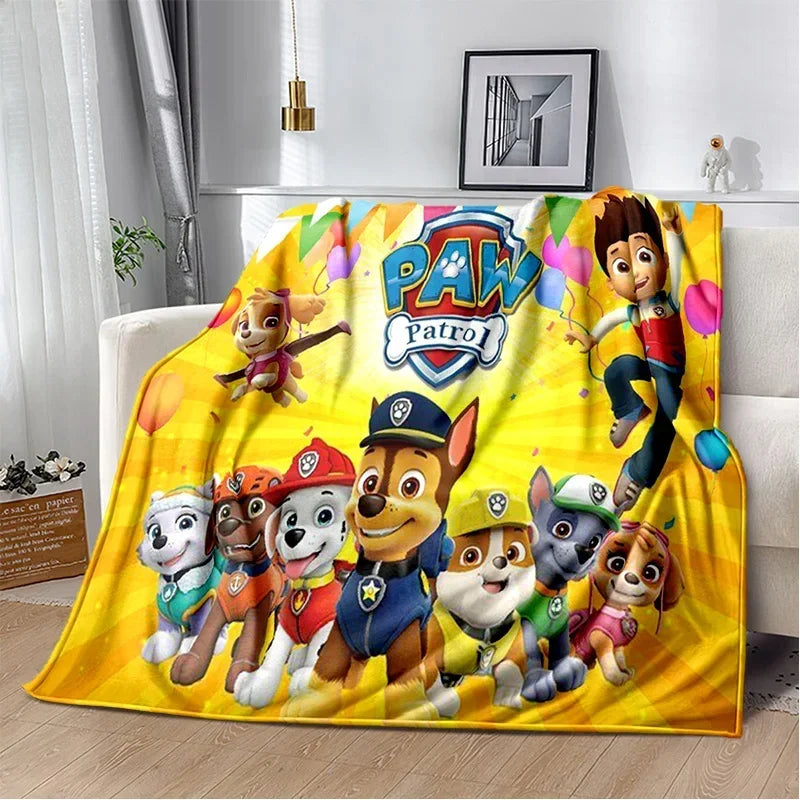 Couverture jaune à motif Pat’ Patrouille avec Ryder et l’équipe, personnages colorés
