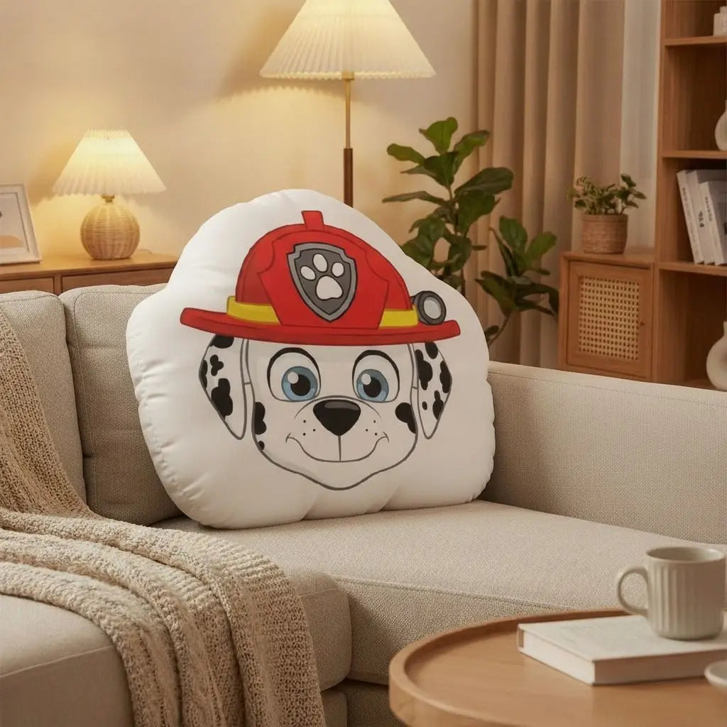 Coussin Pat' Patrouille découpé en forme de tête de Marcus, casque de pompier rouge, posé sur un canapé