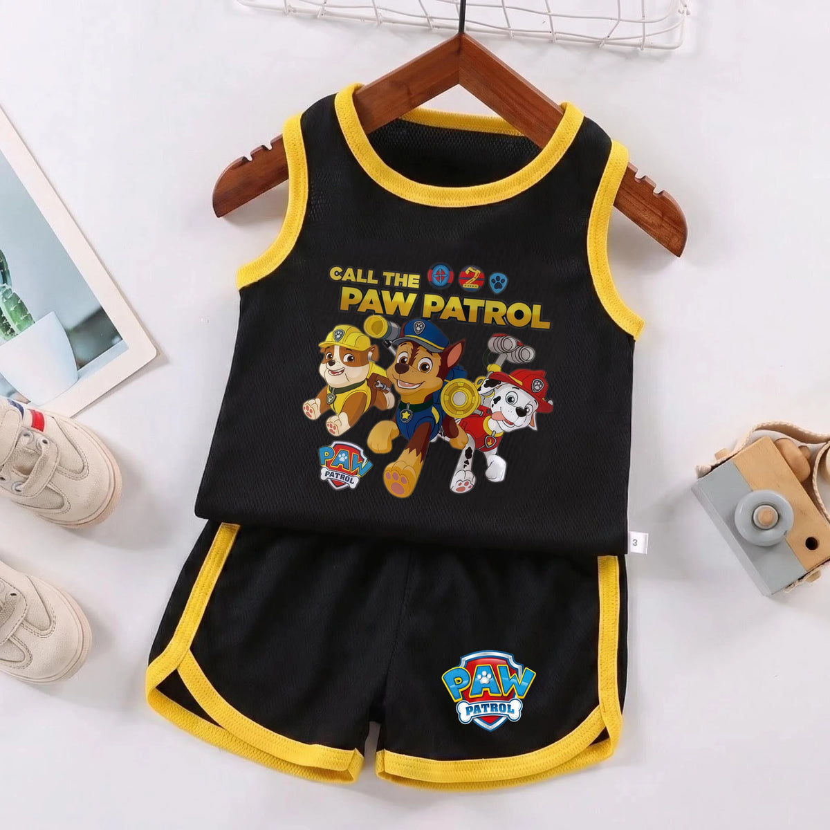 Ensemble football Pat' Patrouille, débardeur et short noirs, Chase et les chiots sous « Call the Paw Patrol »