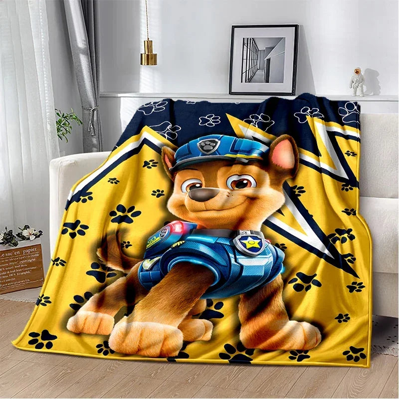 Couverture plaid jaune avec chiot policier bleu et motifs pattes noires