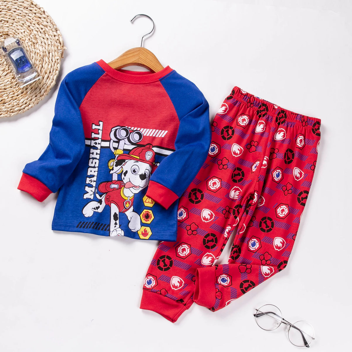 Pyjama Pat' Patrouille haut bleu marine Marcus, pantalon rouge imprimé, présenté sur cintre