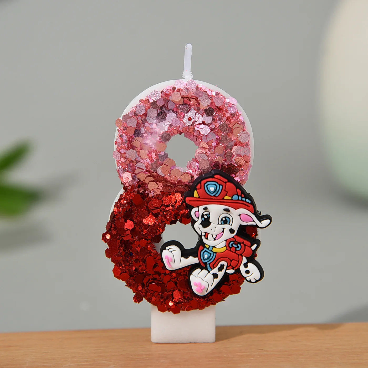 Bougie chiffre pailleté rose et rouge, Marcus avec pattes levées, sur socle blanc
