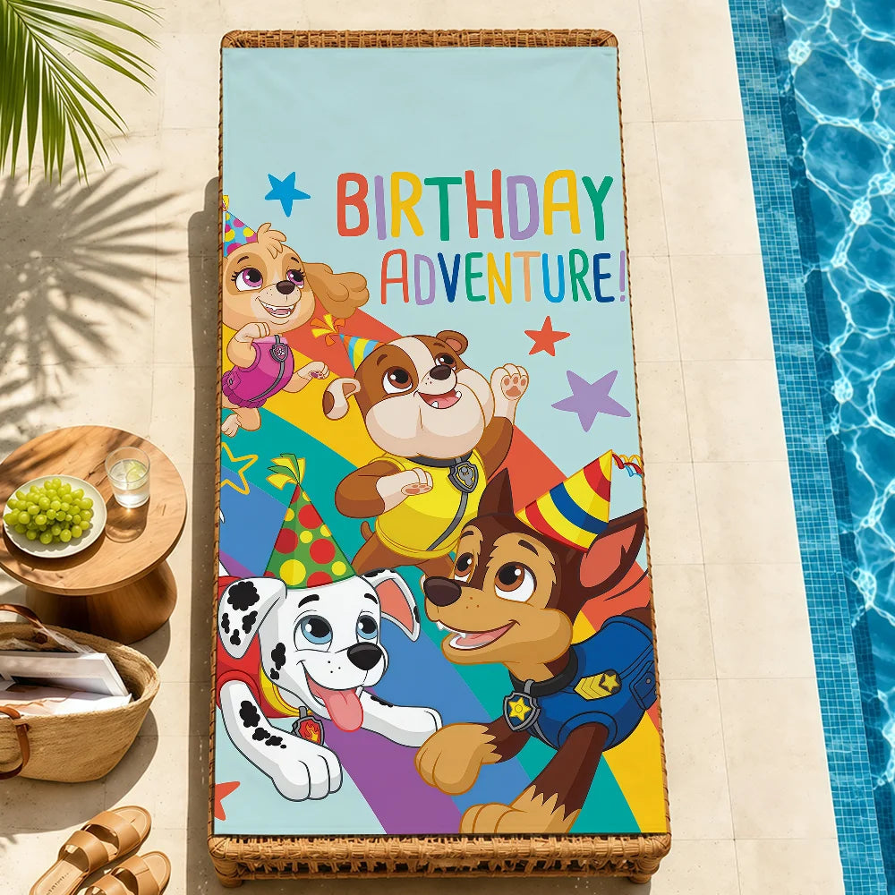 Serviette de plage rectangulaire avec bord brun et chiots Pat Patrouille colorés