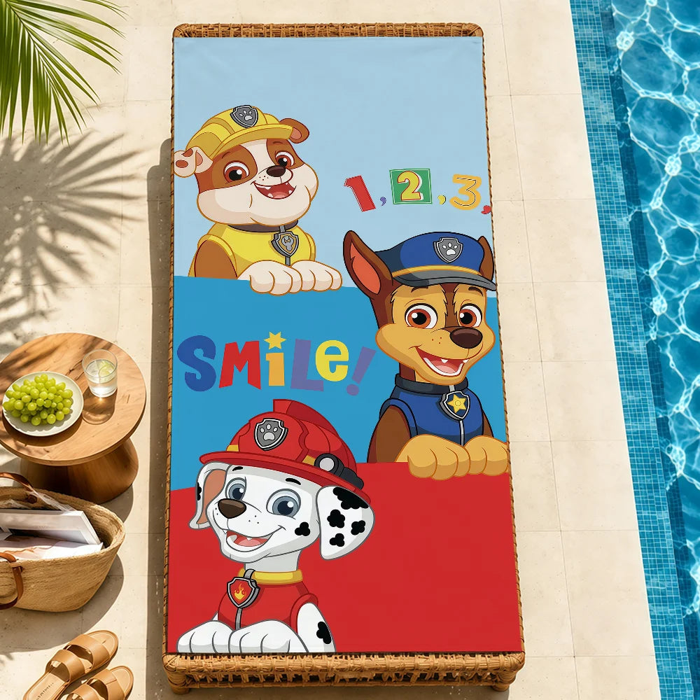 Serviette de plage Pat Patrouille rouge et bleue, chiots dessinés et texte « Smile »