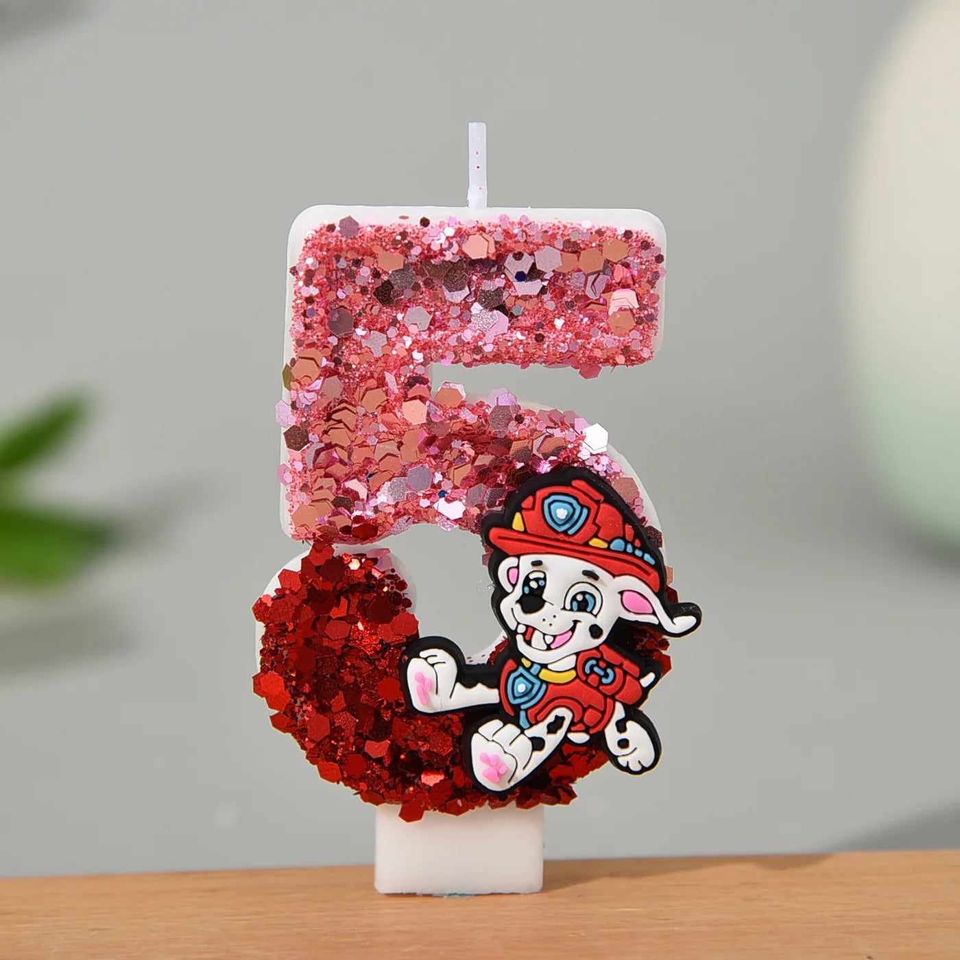Bougie chiffre pailleté rose et rouge, Marcus avec chapeau, sur socle blanc