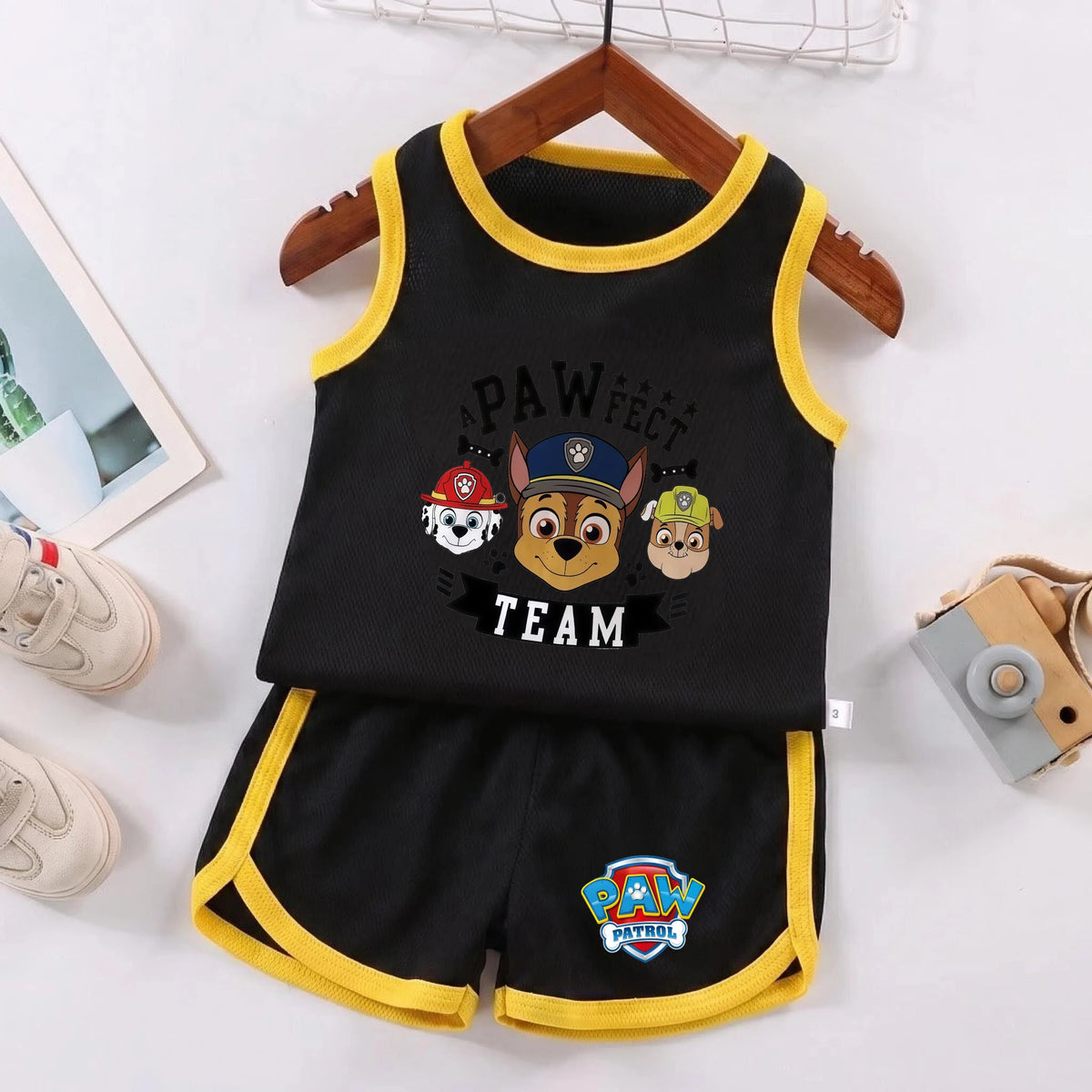 Ensemble football Pat' Patrouille, débardeur et short noirs, Chase, Marcus et Ruben sous « Pawfect Team »