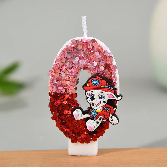 Bougie en forme de chiffre pailleté rose et rouge, avec Marcus, sur socle blanc