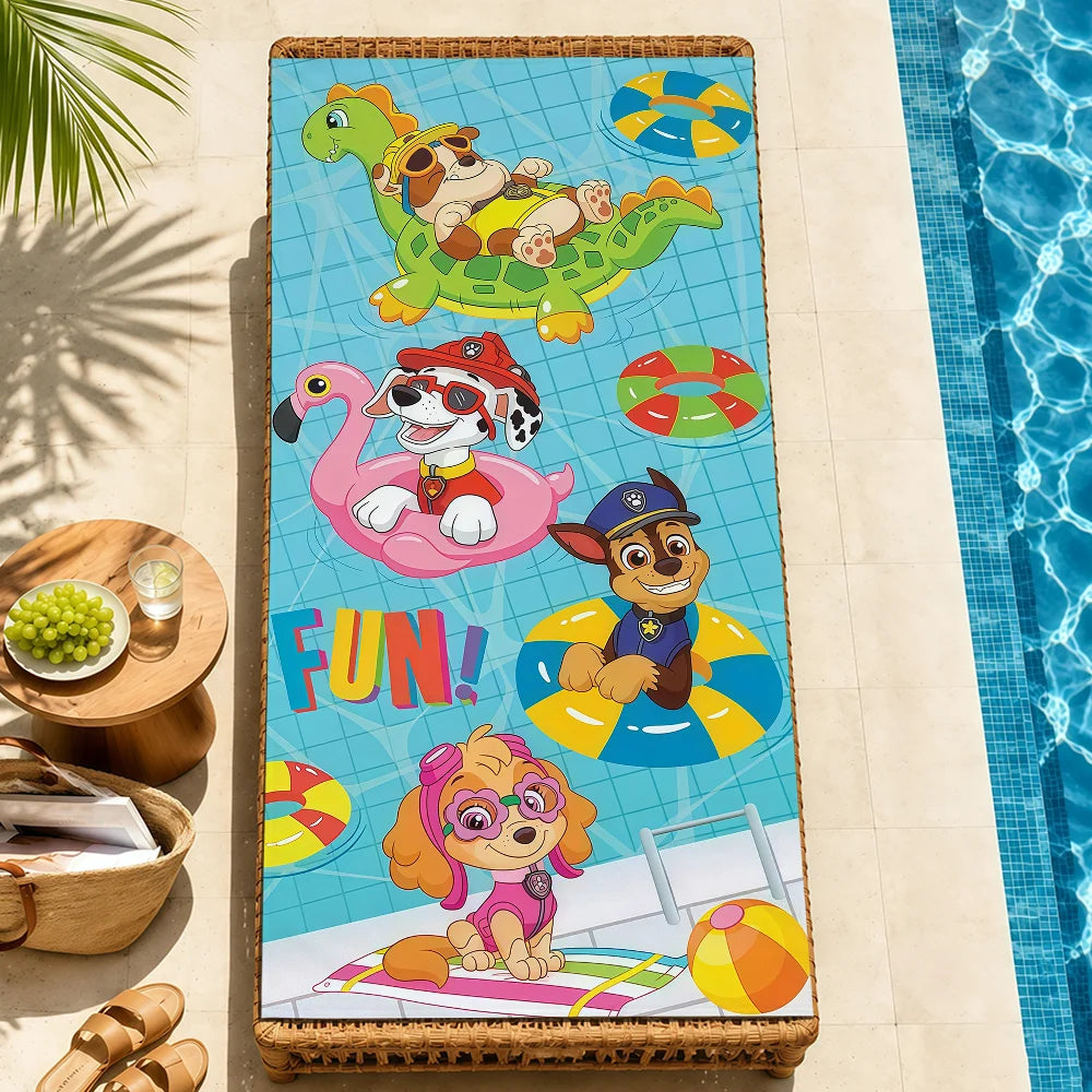 Serviette de plage turquoise Pat Patrouille avec Marcus et Stella au bord de la piscine