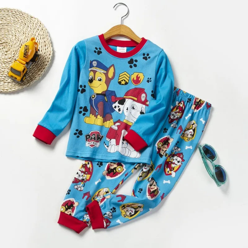 Pyjama Pat' Patrouille bleu à bords rouges, Chase et Marcus sur le haut et pantalon à badges, sur cintre