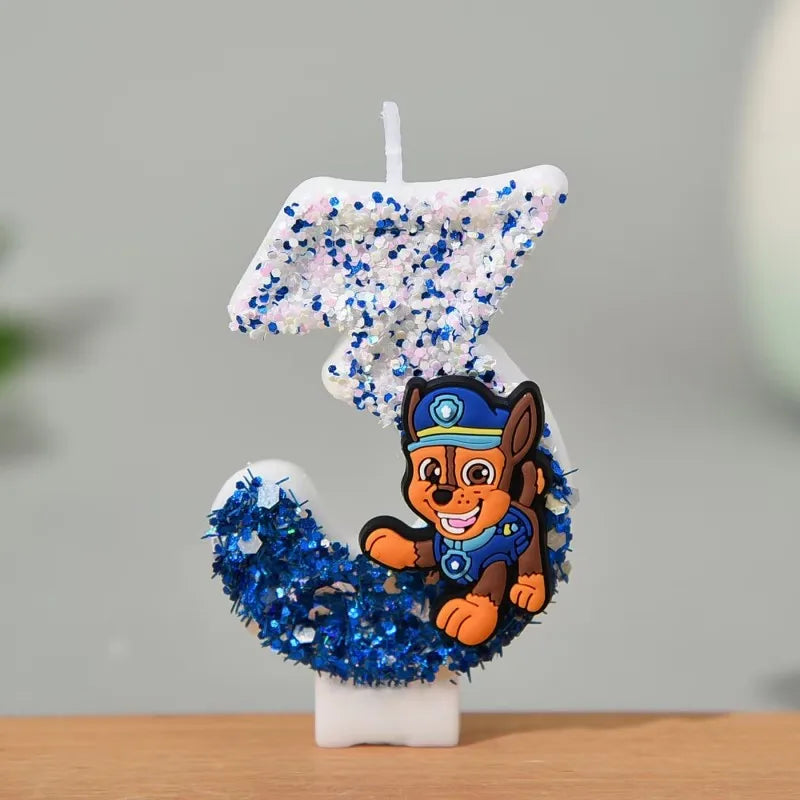 Bougie anniversaire en forme de 3, pailletée bleu et blanche, personnage Chase
