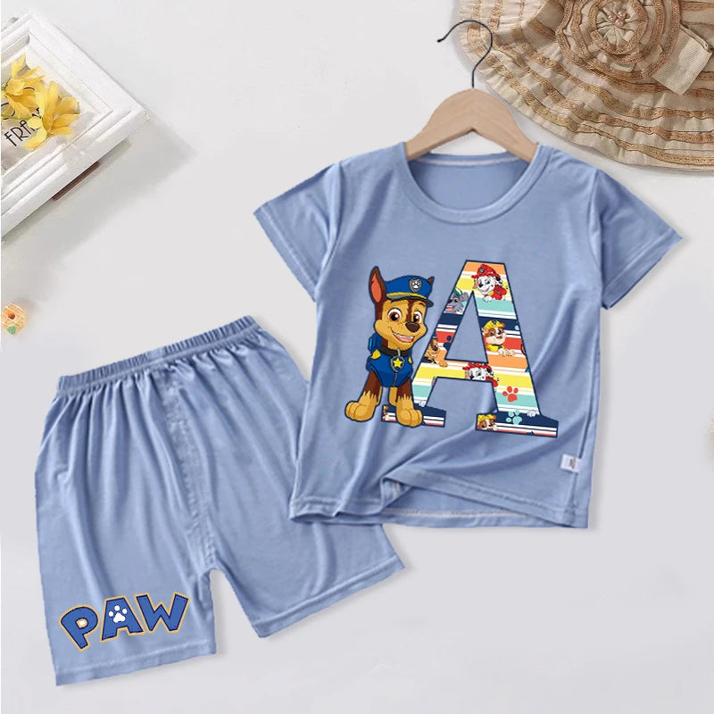 Pyjama enfant Pat' Patrouille bleu clair motif Chase, lettre à choisir, porté par un enfant