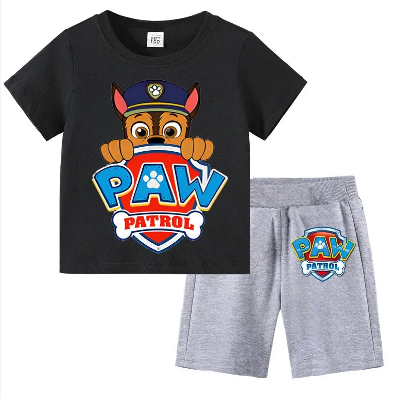 Ensemble d'été Pat' Patrouille pour enfant, t-shirt noir et gris imprimé Chase derrière le grand logo de la patrouille, short au logo