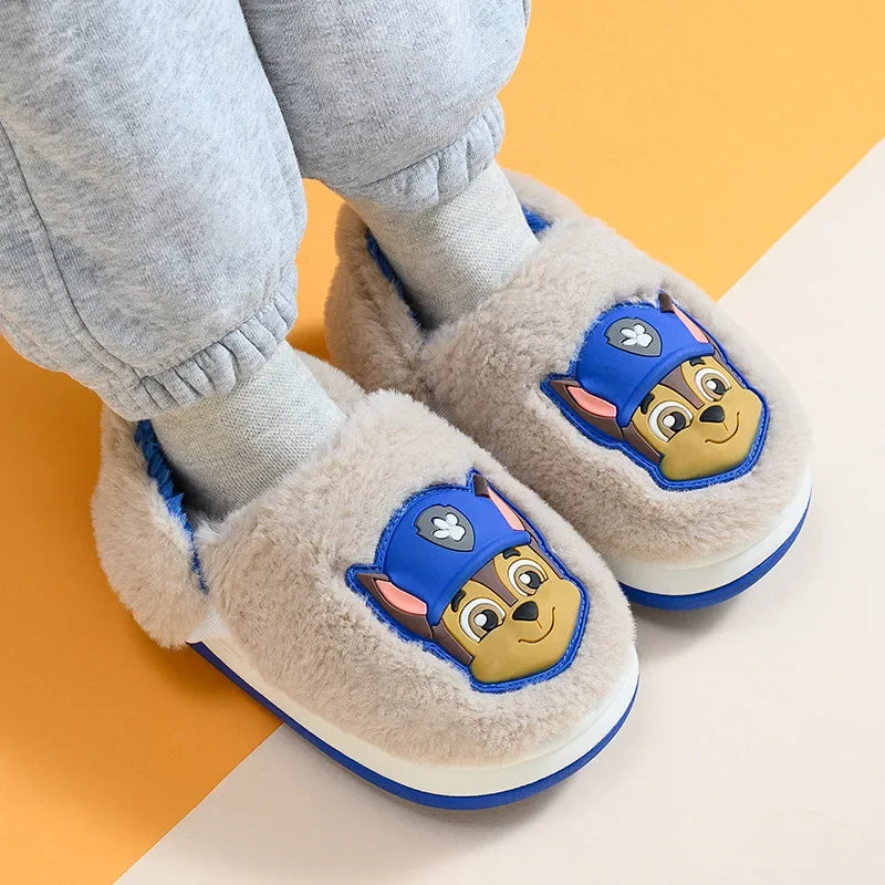 Chaussons fourrés gris Pat Patrouille avec motif Chase bleu sur la tige, semelles bleues.