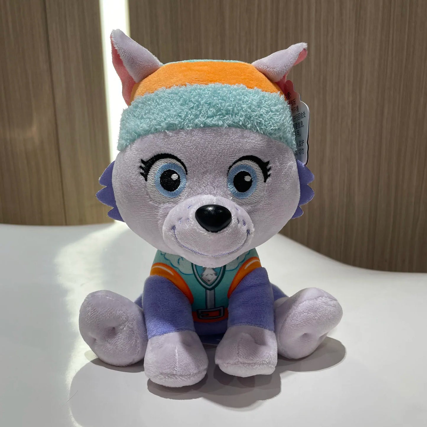 Peluche Pat Patrouille Everest en tissu gris, bonnet orange et bleu, oreilles pointues