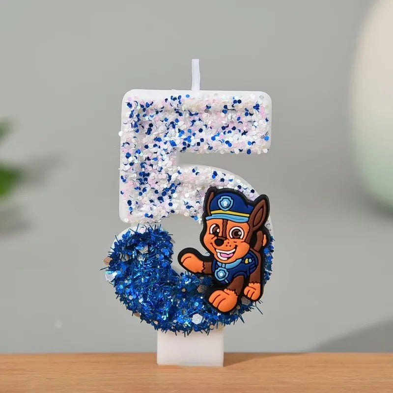 Bougie anniversaire en forme de 5, pailletée bleu et blanche, personnage Chase