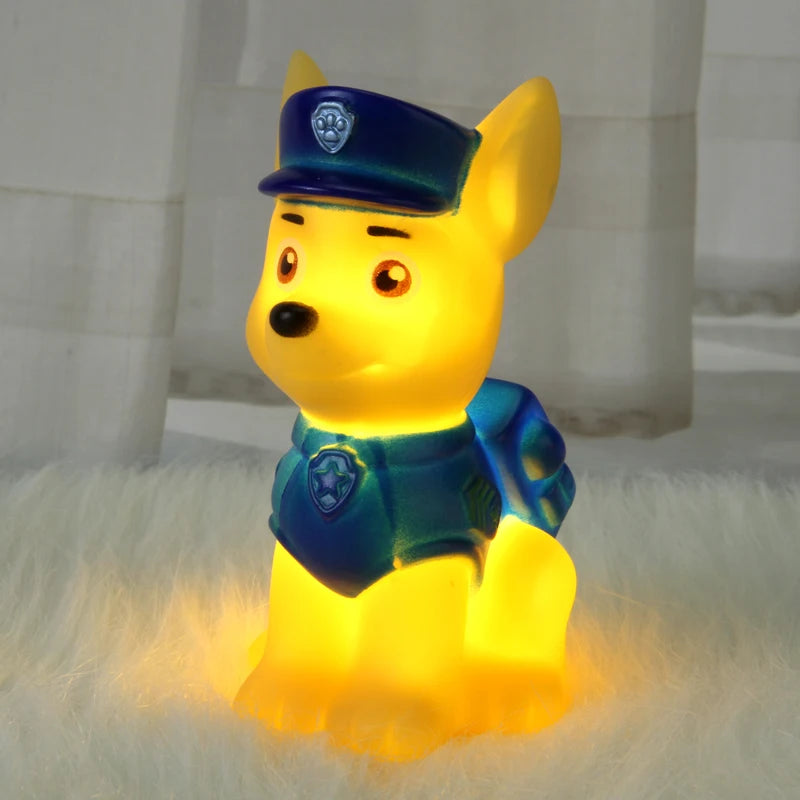 Veilleuse figurine chien jaune en uniforme bleu, chapeau bleu, lumière au sol