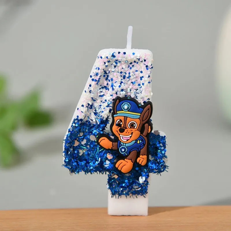 Bougie anniversaire en forme de 4, pailletée bleu et blanche, personnage Chase
