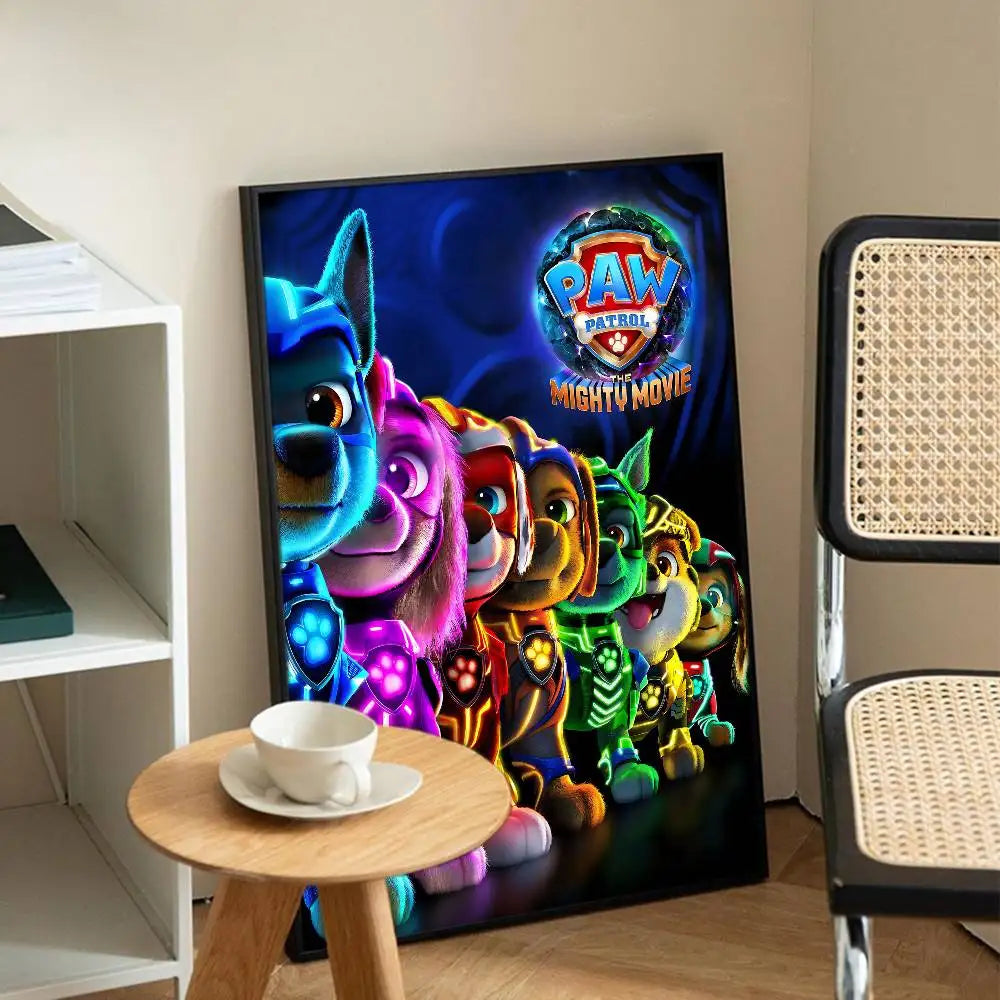 Affiche Pat Patrouille chiots néon sur fond bleu nuit, logo PAW et texte Mighty Movie