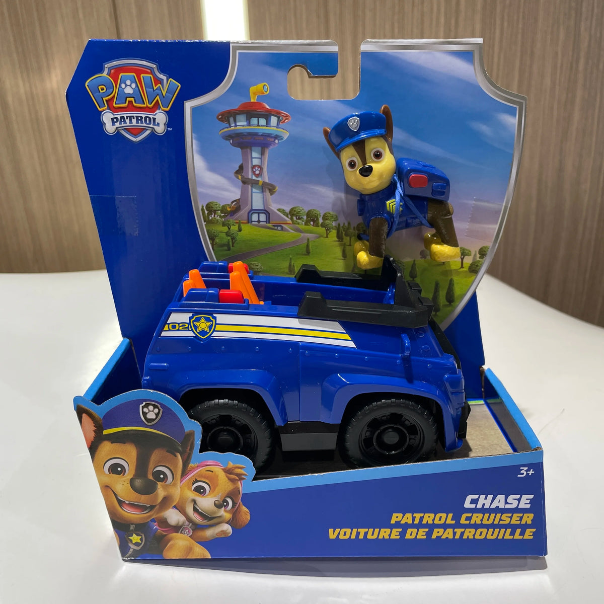 Voiture de police jouet bleue dans sa boîte, PAW Patrol et logo PAW