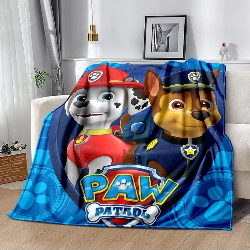 Plaid Pat Patrouille bleu avec Marcus et Chase, logo « Pat' Patrouille » et bordure à motifs