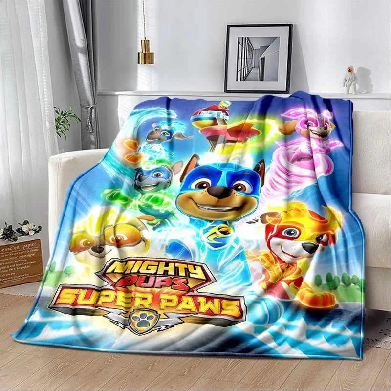 Couverture plaid bleue avec chiots super héros multicolores et logo Super Paws
