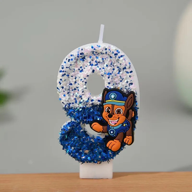 Bougie anniversaire en forme de 9, pailletée bleu et blanche, personnage Chase