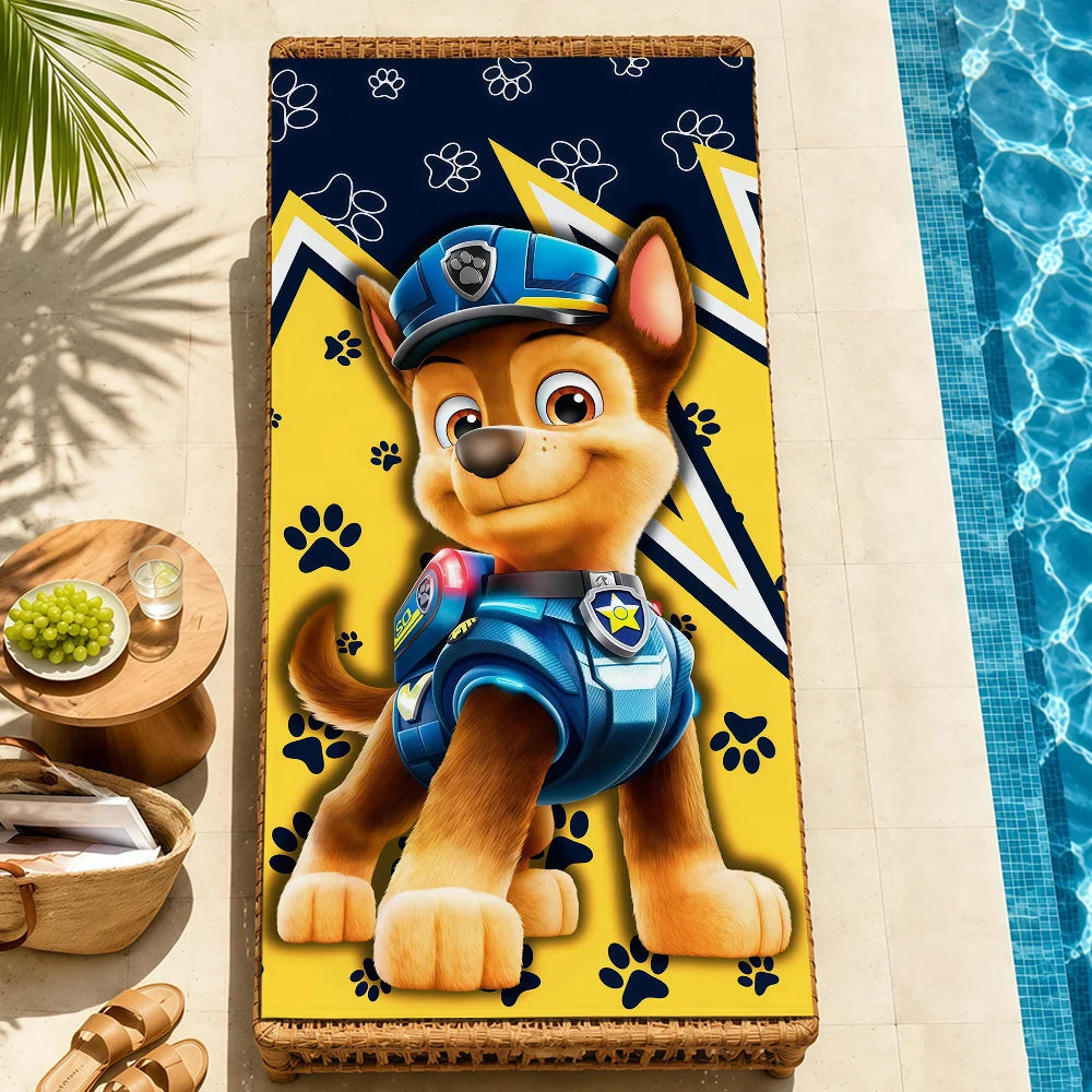 Serviette de plage rectangulaire bleu nuit et jaune avec chiot de dessin en uniforme.