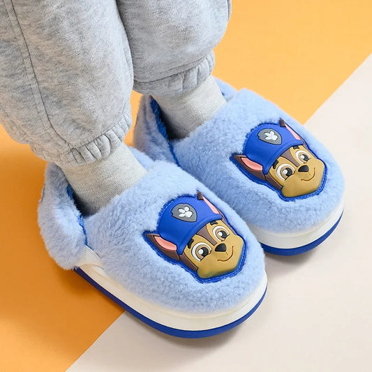 Chaussons en fourrure douce bleus à semelle blanche, motif du chien Chase.