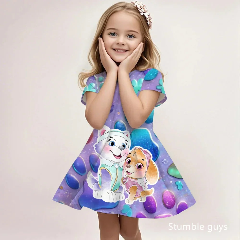 Robe enfant évasée manches courtes, fond violet, motifs chiots colorés.