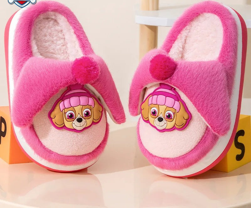 Chaussons fourrés roses avec motif de chiot et intérieur beige moelleux