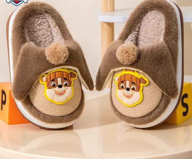 Chaussons Pat Patrouille Ruben en peluche brune, bord gris, écusson chiot jaune, pompon