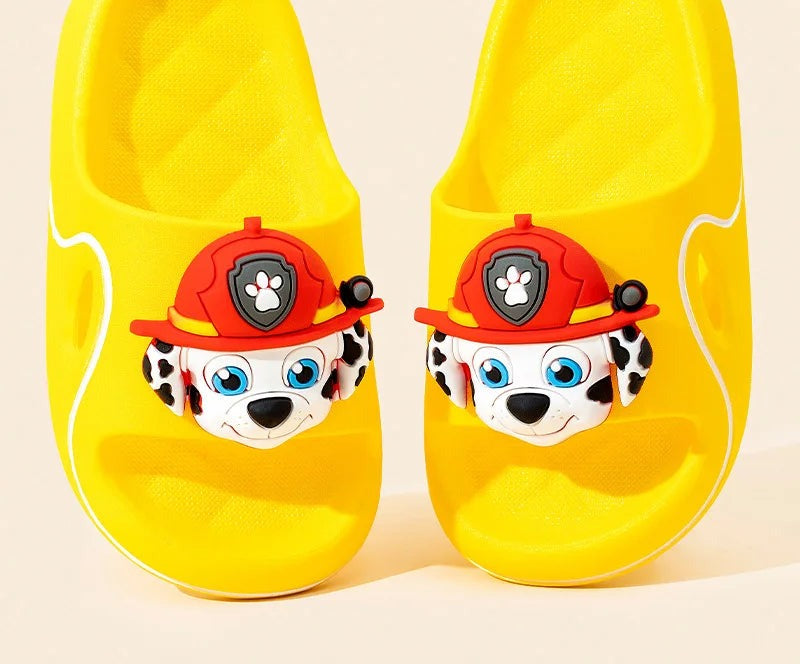 Claquettes Pat Patrouille Marcus jaunes, motif chien en pompier sur l’empeigne