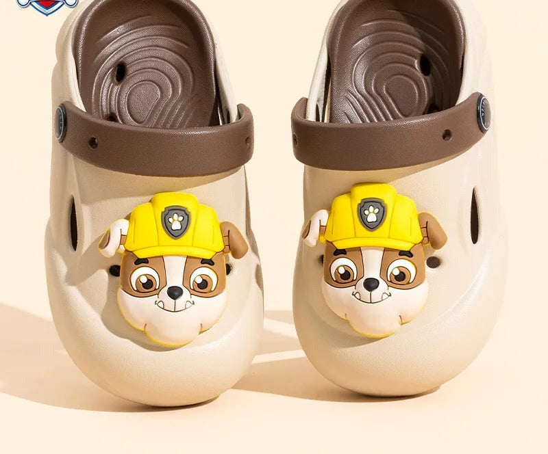 Sabots Crocs beige avec applique chien Ruben et bride marron
