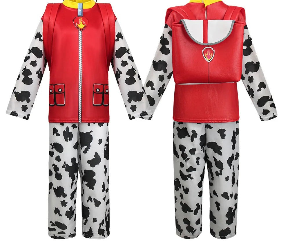 Ensemble costume pompier rouge, veste zippée, pantalon motif vaches et sac frontal