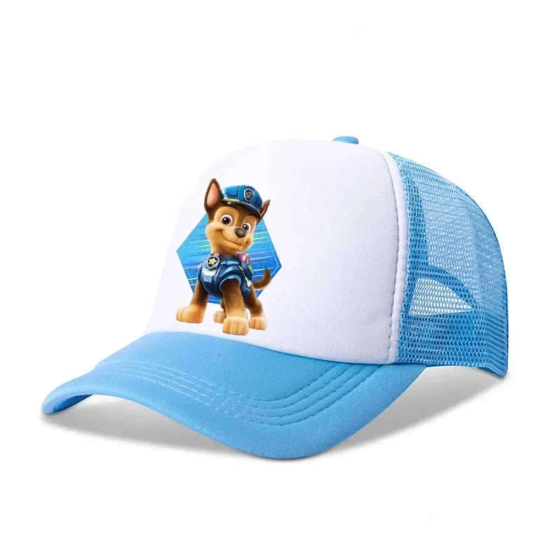 Casquette enfant blanche et bleu ciel, visière courbée, dos en maille, motif.